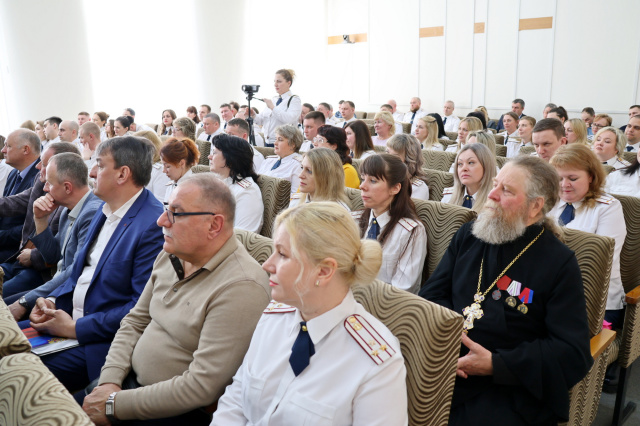 Работников уголовно-исполнительной системы поздравили с профессиональным праздником