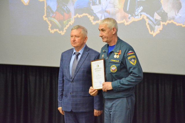 Владимир Гришин поздравил огнеборцев региона с профессиональным праздником