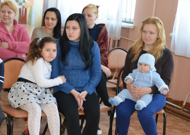 Детям переселенцев с Украины вручили новогодние подарки