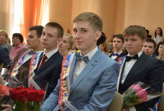 Депутаты поздравили выпускников школ региона с праздником Последнего звонка