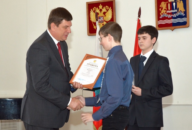 Виктор Смирнов наградил победителей Всероссийской олимпиады школьников