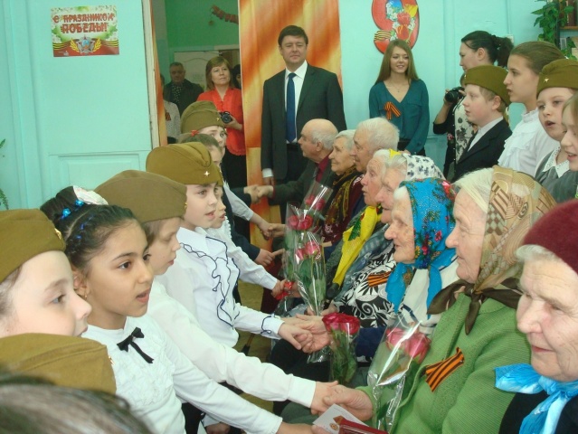Виктор Торопов вручил ветеранам юбилейные медали