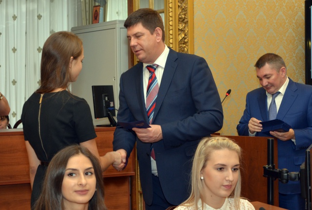 Первокурсники РАНХиГС получили студенческие билеты в стенах регионального парламента