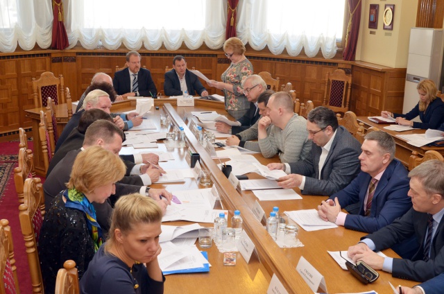 В региональном парламенте идет обсуждение изменений закона об областном бюджете