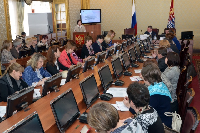 Проблемы совершения нотариальных действий главами муниципалитетов обсудили в региональном парламенте