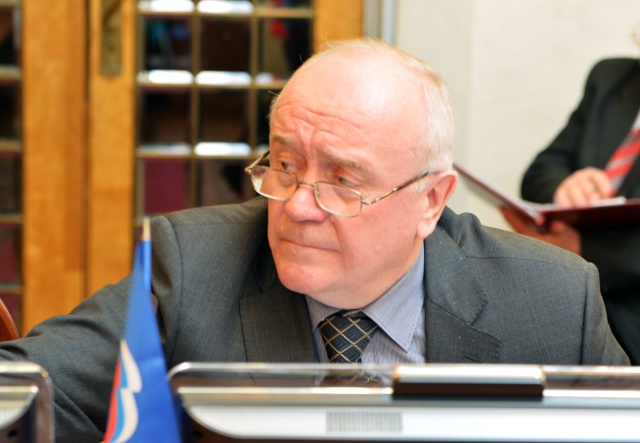Виктор Кованов решает вопросы избирателей