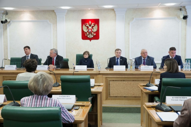 Виктор Смирнов выступил на депутатских слушаниях в Совете Федерации