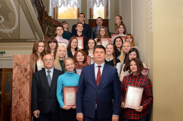 Виктор Смирнов наградил волонтеров, работавших на выставке «Война и мифы»