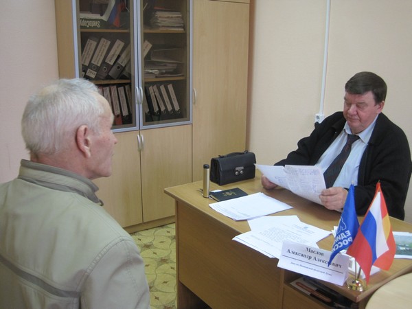 Александр Маслов решает вопросы избирателей