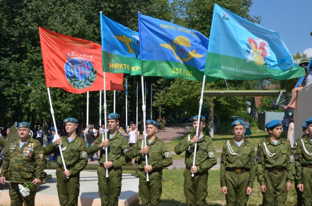 Воинов-десантников поздравили с Днем ВДВ