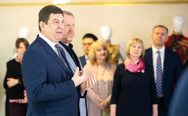Виктор Смирнов открыл выставку «Отечественные дизайнеры – российским женщинам»