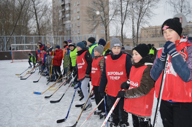 Дворовые команды областного центра сыграли в хоккей с мячом