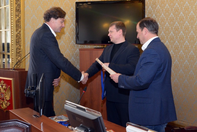 Команда Ивановской области по зимнему плаванию получила награды в региональном парламенте