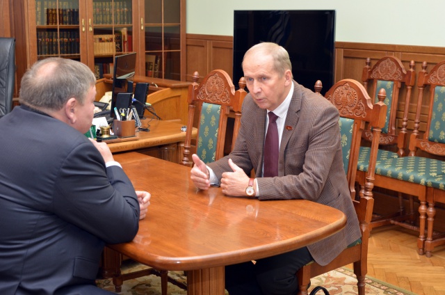 Лидер фракции КПРФ Владимир Кленов обозначил перед главой региона ряд проблем