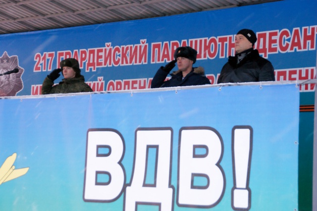 Николай Корчагин поздравил десантников с Днем Конституции России