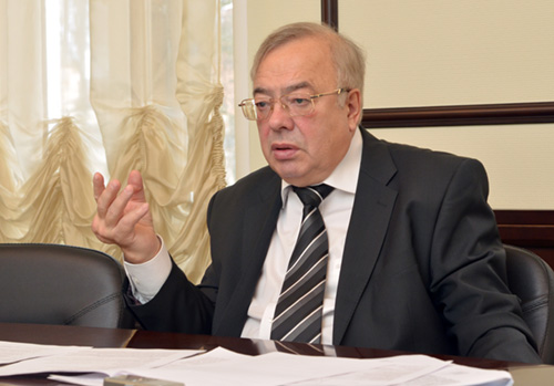 Представитель Ивановской области в Палате регионов Владимир Бочков сообщил, что 26 февраля члены Совета Федерации рассмотрели 24 вопроса. Среди них: закон о продлении срока бесплатной приватизации жилых помещений, о повышении акцизов на бензин и дизельное