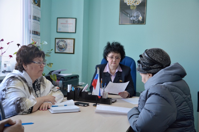 Ирина Крысина провела рабочий день в округе