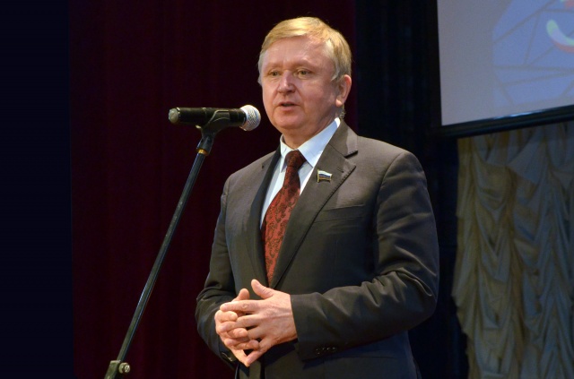 Владимир Гришин поздравил энергетиков региона с профессиональным праздником