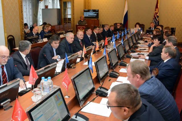 Областной бюджет на 2019 год и плановый период 2020-2021 годов принят в первом чтении